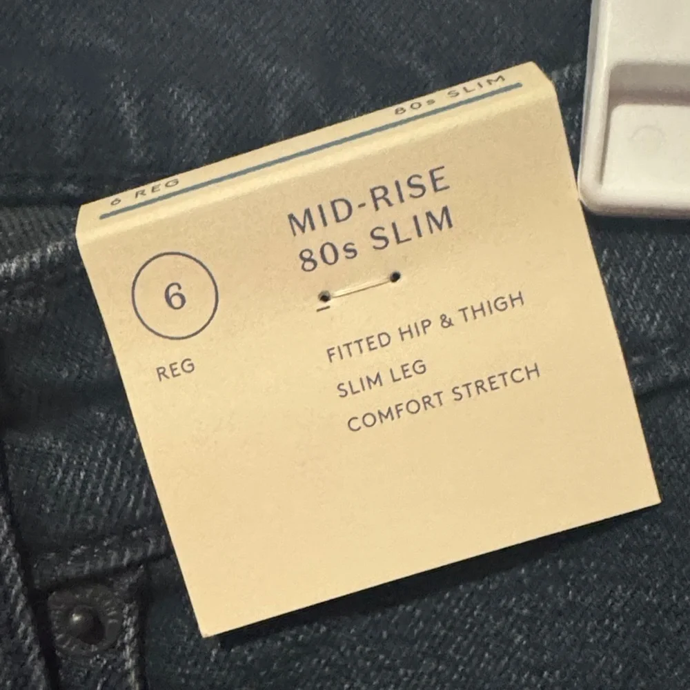 Size 6 Universal thread Women’s Mid rise 80’s slim jeans